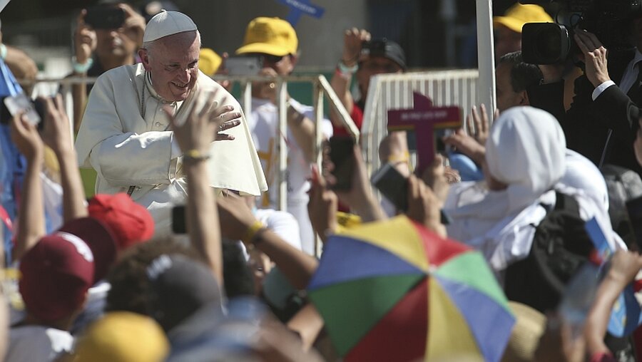 Papst Franziskus grüßt aus dem Papamobil / © Natacha Pisarenko/AP (dpa)