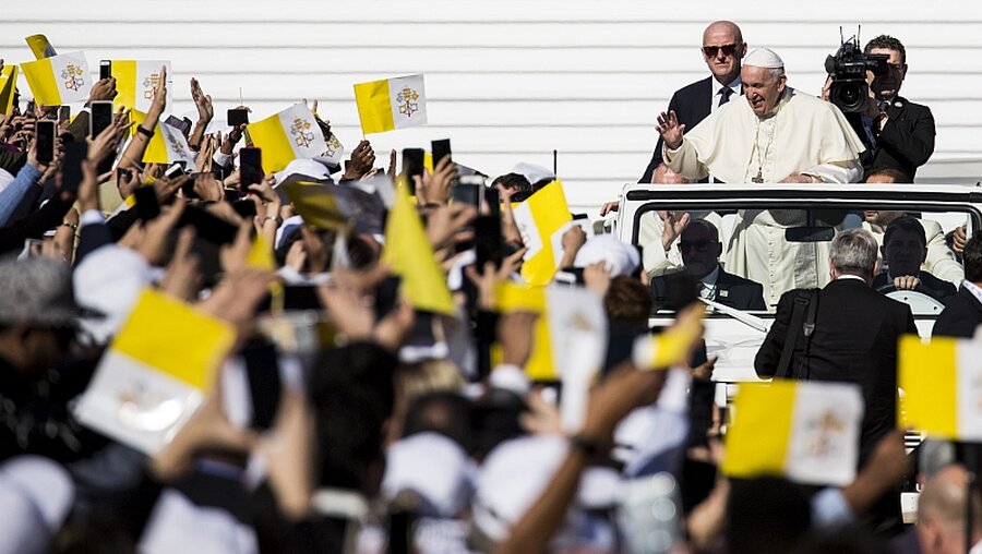 Papst Franziskus grüßt die Zuschauer bei seiner Ankunft im Stadion Zayed Sports City / © Gehad Hamdy (dpa)