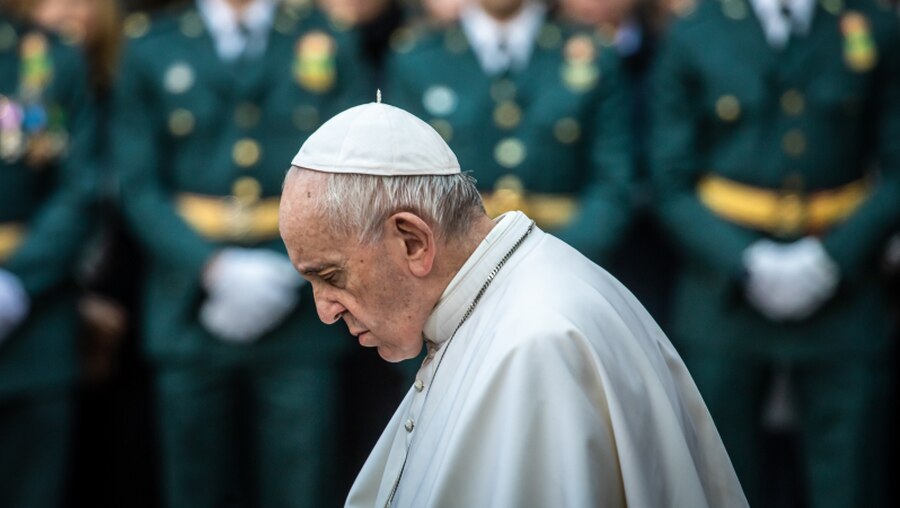 Papst Franziskus hält den Kopf gesenkt / © Stefano Dal Pozzolo (KNA)
