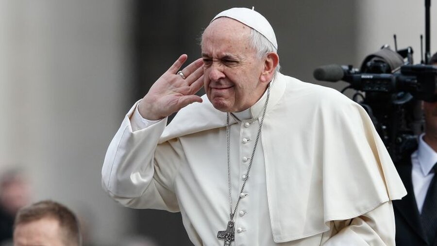 Papst Franziskus hält die Hand ans Ohr / © Paul Hering (KNA)