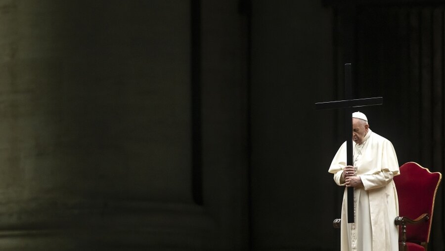 Papst Franziskus hält ein großes Kreuz und betet den Kreuzweg auf dem Petersplatz am 2. April 2021 im Vatikan. / © Stefano Dal Pozzolo/Romano Siciliani (KNA)