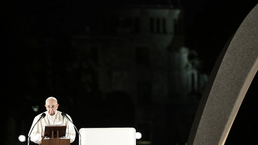  Papst Franziskus hält eine Rede vor dem Kenotaph im Friedenspark Hiroshima / © Gregorio Borgia (dpa)