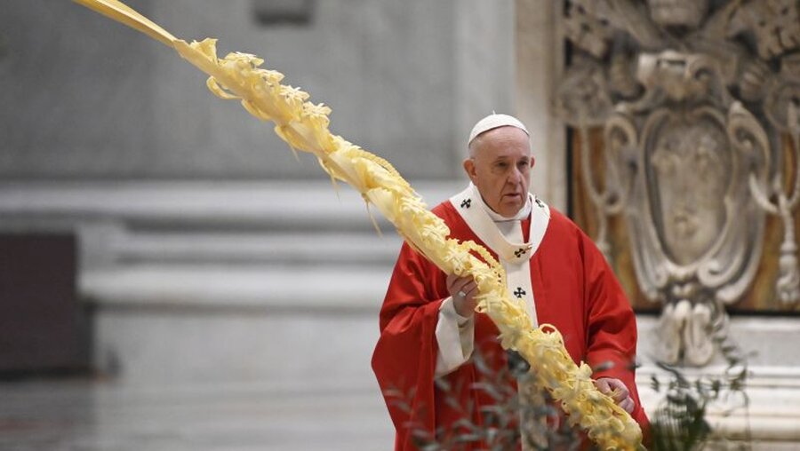 Papst Franziskus hält einen Palmenzweig, während er die Palmsonntagsmesse hinter verschlossenen Türen im Petersdom feiert / © Alberto Pizzoli (dpa)