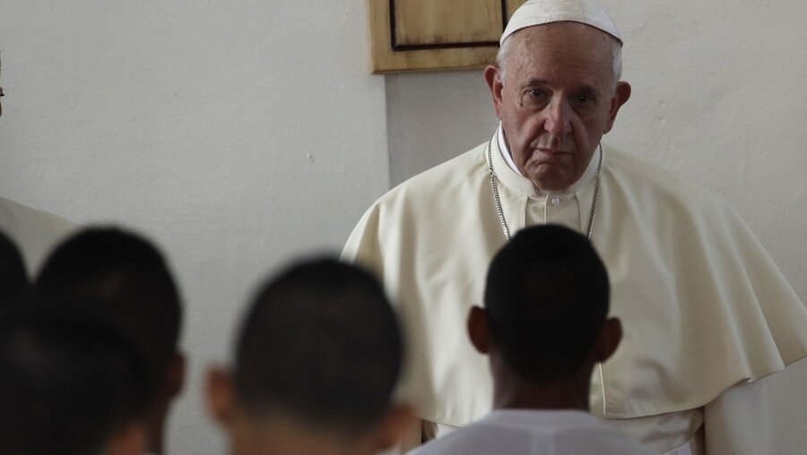 Papst Franziskus hört die Worte eines Insaßen in der Haftanstalt für Minderjährige / © Alessandra Tarantino (dpa)