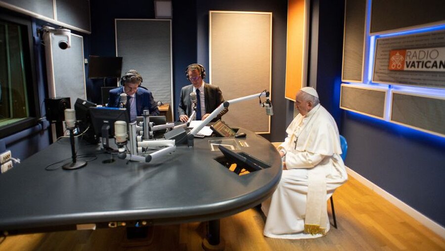 Papst Franziskus im Aufnahmestudio des Radio Vatican / © Vatican Media/Romano Siciliani (KNA)