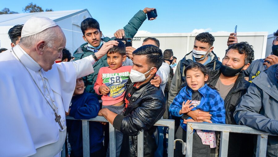 Papst Franziskus im Flüchtlingslager auf Lesbos / © Romano Siciliani/Vatican Media (KNA)
