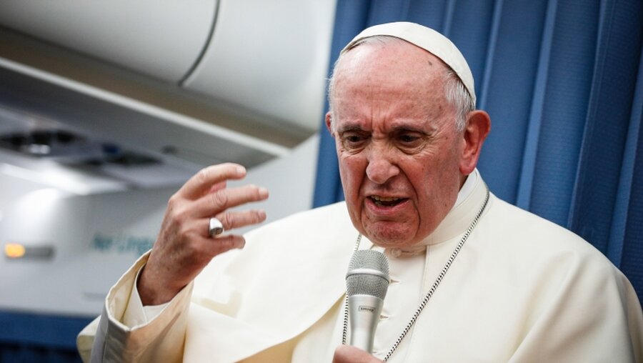 Papst Franziskus im Flugzeug / © Paul Haring (KNA)