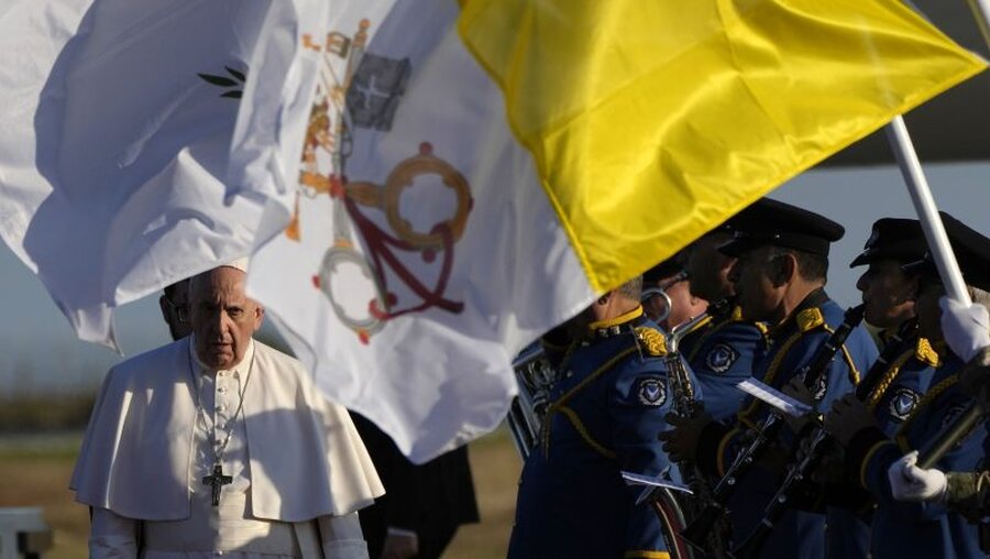 Papst Franziskus kommt am Flughafen Larnaka an / © Alessandra Tarantino/AP (dpa)