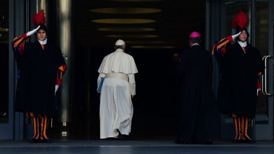 Papst Franziskus kommt zum Gipfeltreffen zum Thema Missbrauch / © Evandro Inetti (dpa)