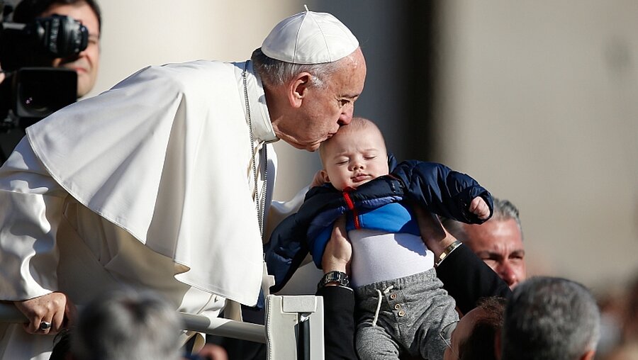 34 Kleinkinder wird Papst Franziskus am Sonntag taufen / © Paul Haring (KNA)