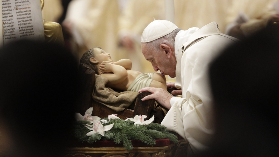 Papst Franziskus küsst eine Statue des Jesuskindes im Petersdom am Dreikönigsfest / © Andrew Medichini (KNA)