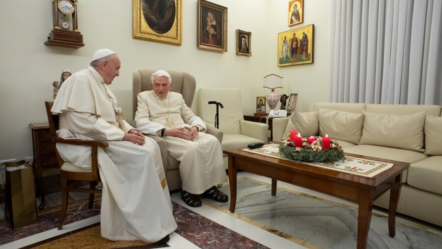 Papst Franziskus (l) und der emeritierte Papst Benedikt XVI unterhalten sich im Kloster "Mater Ecclesiae" / © N.N. (Servizio Fotografico – Vatican Media)