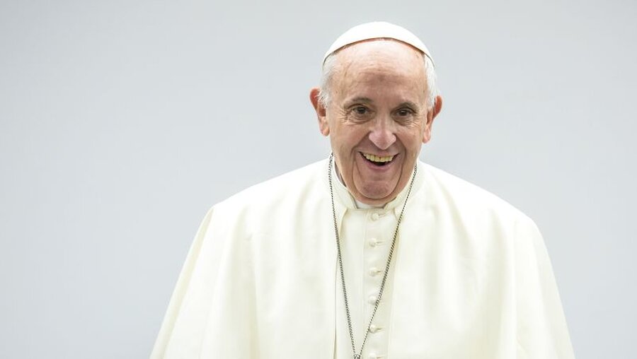 Papst Franziskus lächelt (Archiv) / © Stefano dal Pozzolo/Romano Siciliani (KNA)