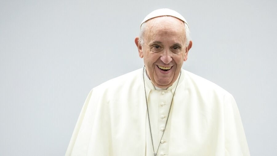 Papst Franziskus lächelt / © Stefano dal Pozzolo (KNA)