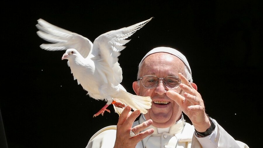 Papst Franziskus lässt weiße Taube fliegen während des Friedenstreffen in Bari. / © Paul Haring (KNA)