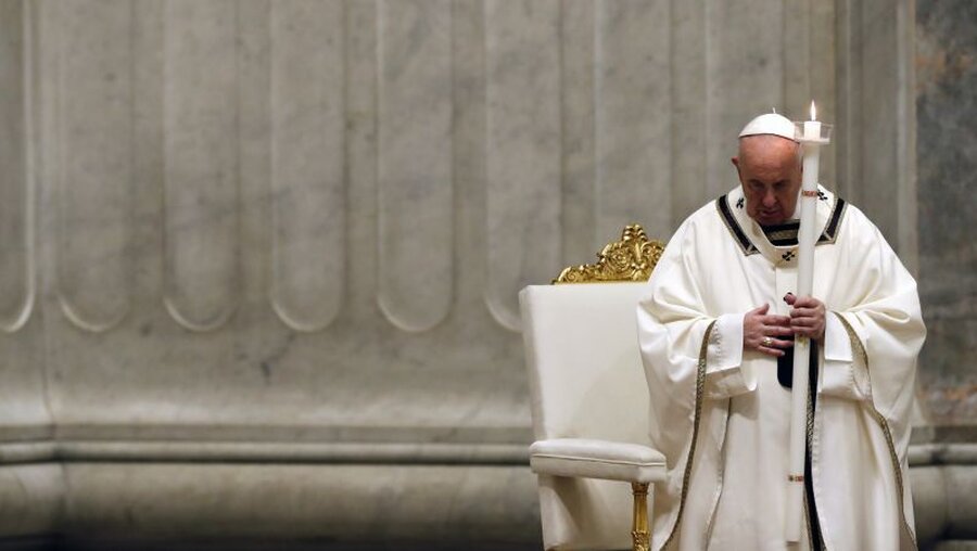 Papst Franziskus leitet eine feierliche Osternacht im Petersdom / © Remo Casilli (dpa)