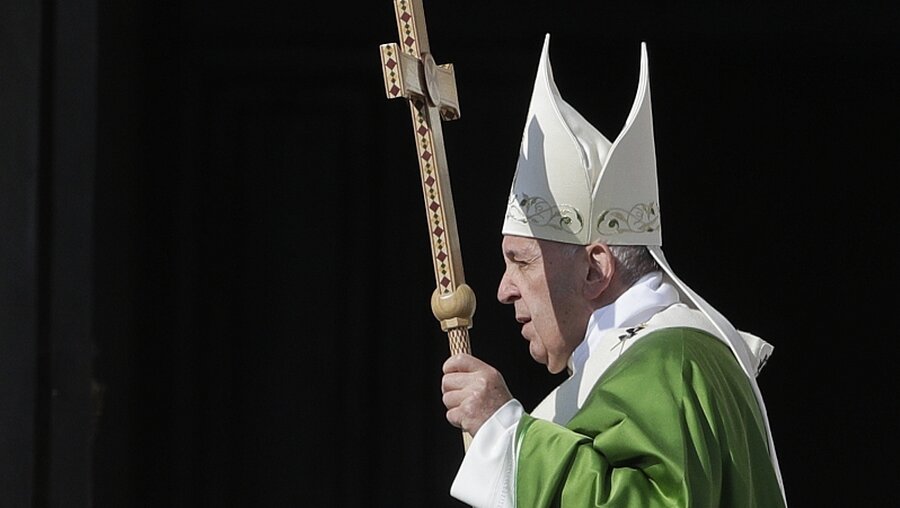 Papst Franziskus leitet eine Messe anlässlich des Welttags der Migranten und Flüchtlinge / © Andrew Medichini (dpa)
