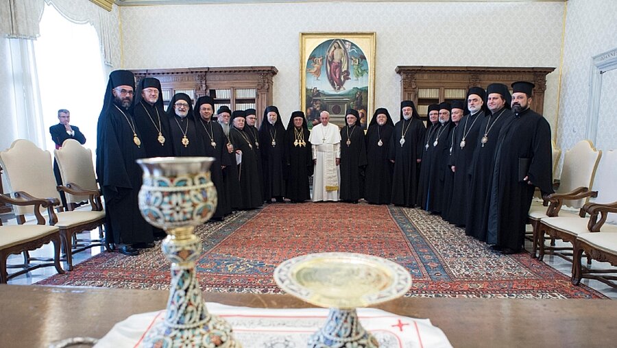 Papst Franziskus (m.) bei einem Treffen mit Mitgliedern der Melkitischen Griechisch-katholischen Kirche / © Osservatore Romano (dpa)