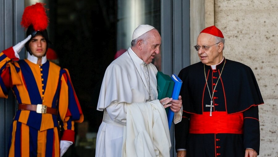 Papst Franziskus (m.) mit Kardinal Lorenzo Baldisseri (r.) / © Paul Haring/CNS photo (KNA)