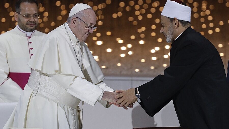 Papst Franziskus (M) und Scheich Ahmed al-Tajjib (r), Großimam der Al-Azhar-Universität in Kairo, / © Andrew Medichini (dpa)