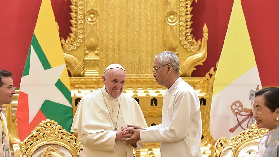 Papst Franziskus mit dem myanmarischen Staatspräsidenten Htin Kyaw / © Osservatore Romano (KNA)