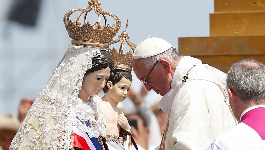 Papst Franziskus mit der Gottesmutter / © Paul Haring (KNA)