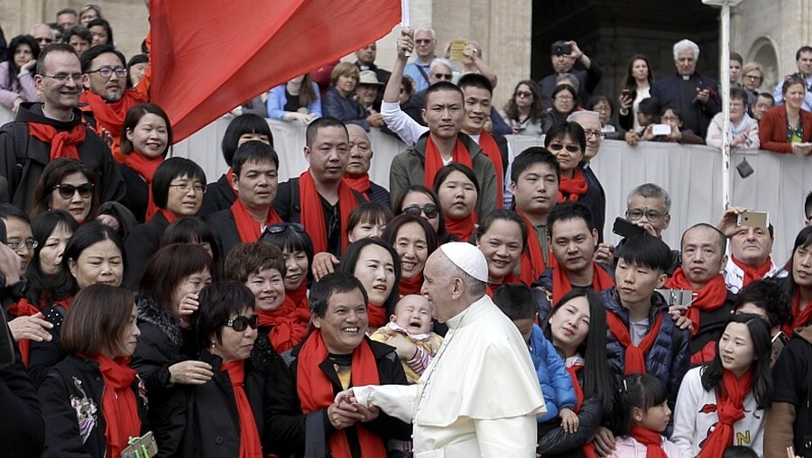 Papst Franziskus mit Gläubigen aus China  / © Gregorio Borgia (dpa)