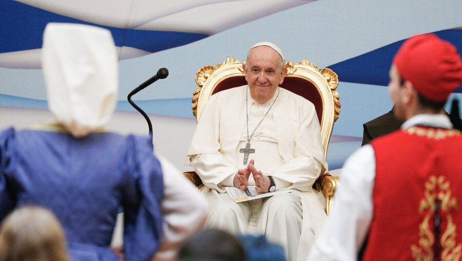 Papst Franziskus mit Jugendlichen in der katholischen Sankt-Dionysius-Schule / © Paul Haring/CNS photo (KNA)