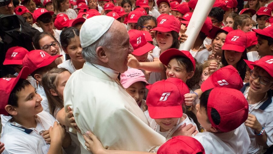 Papst Franziskus mit Kindern aus Problemvierteln / © Osservatore Romano (KNA)