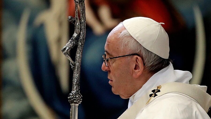 Papst Franziskus mit Kreuzstab / © Alessandra Tarantino (dpa)