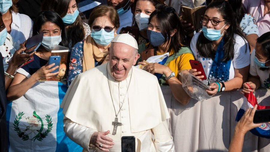 Papst Franziskus mit Menschen / © Cristian Gennari/Romano Siciliani (KNA)