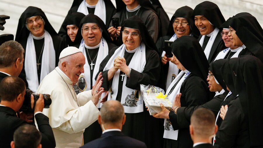 Papst Franziskus mit Ordensfrauen (Archiv) / © Paul Haring/CNS photo (KNA)