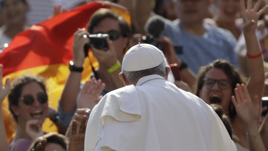 Papst Franziskus nach der Generalaudienz / © Alessandra Tarantino (dpa)