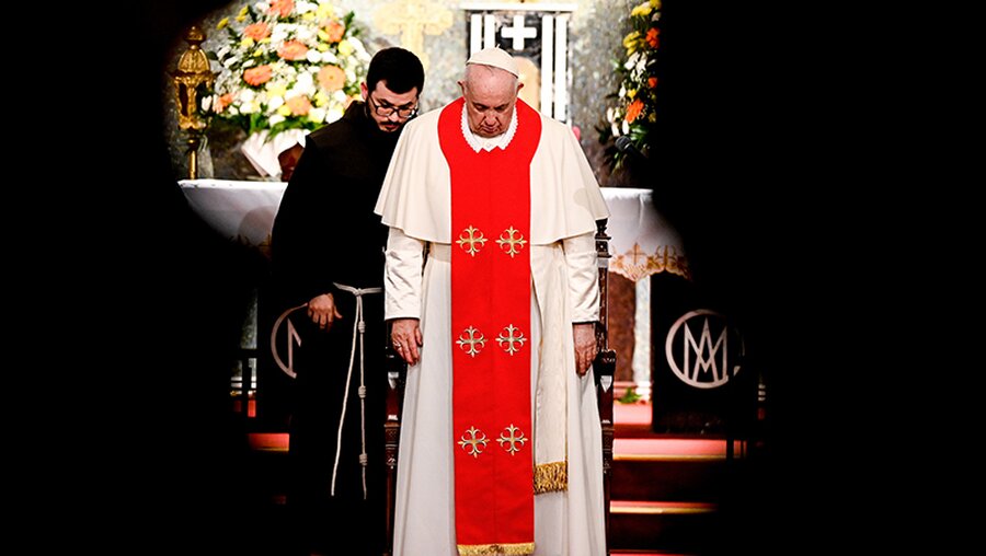 Papst Franziskus senkt demutsvoll den Kopf im Gottesdienst / © Vatican Media/Romano Siciliani (KNA)