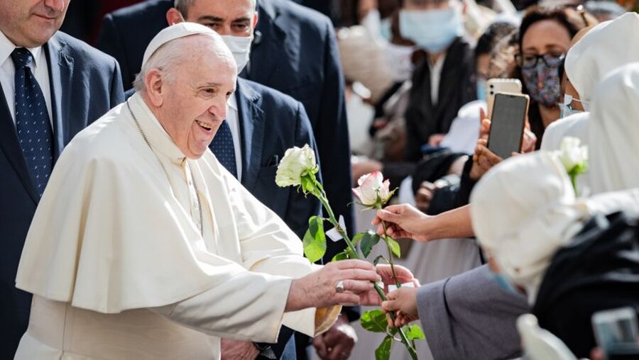 Papst Franziskus nimmt eine Blume entgegen / © Cristian Gennari/Romano Siciliani (KNA)
