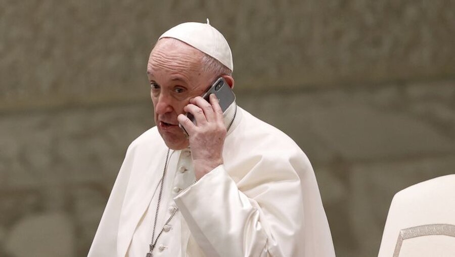 Papst Franziskus nimmt Telefonanruf entgegen / © Riccardo de Luca (dpa)