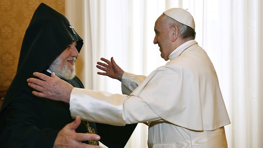 Papst Franziskus und Karekin II. Nersissian, Patriarch von Armenien, im Jahr 2018 / © Alberto Pizzoli (dpa)