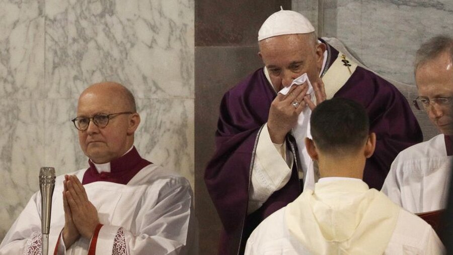 Papst Franziskus reibt sich mit einem Taschentuch die Nase / © Gregorio Borgia (dpa)