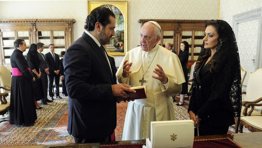 Papst Franziskus mit Saad Hariri und seiner Ehefrau Lara Bashir al-Azem in einer Privataudienz im Vatikan am 13. Oktober 2017 (KNA)