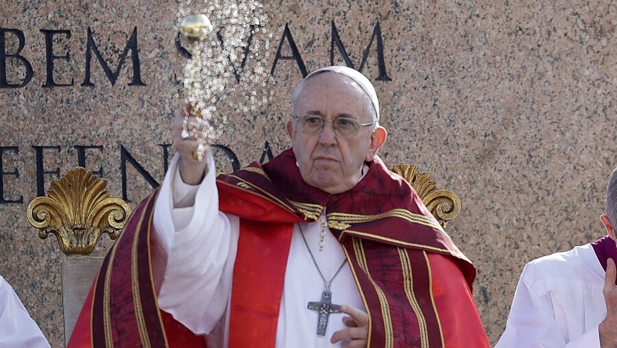 Papst Franziskus segnet bei der Messe am Palmsonntag auf dem Petersplatz / © Andrew Medichini (dpa)