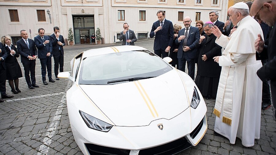 Papst Franziskus segnet den Lamborghini (Archiv) / © Osservatore Romano (KiN)