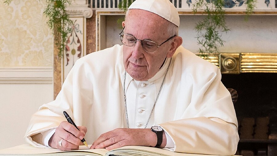 Papst Franziskus signiert ein Dokument / ©  Romano Siciliani / Osservatore Romano (KNA)