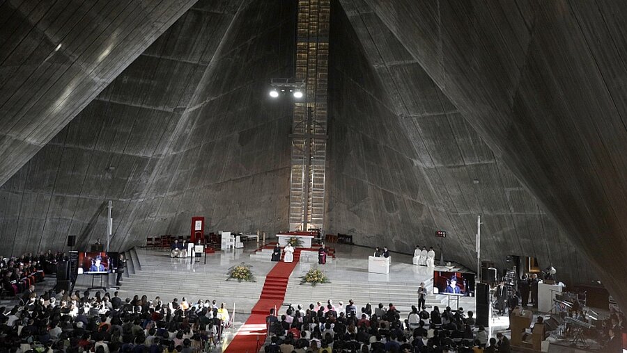 Papst Franziskus sitzt in der Kathedrale St. Marien in Tokio / © Gregorio Borgia (dpa)