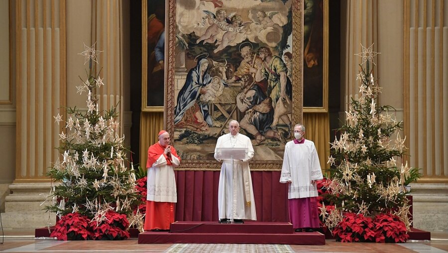 Papst Franziskus spendet den Segen "Urbi et orbi" am 25. Dezember 2020 aus der Benediktionsaula im Vatikan / © Vatican Media/Romano Siciliani (KNA)