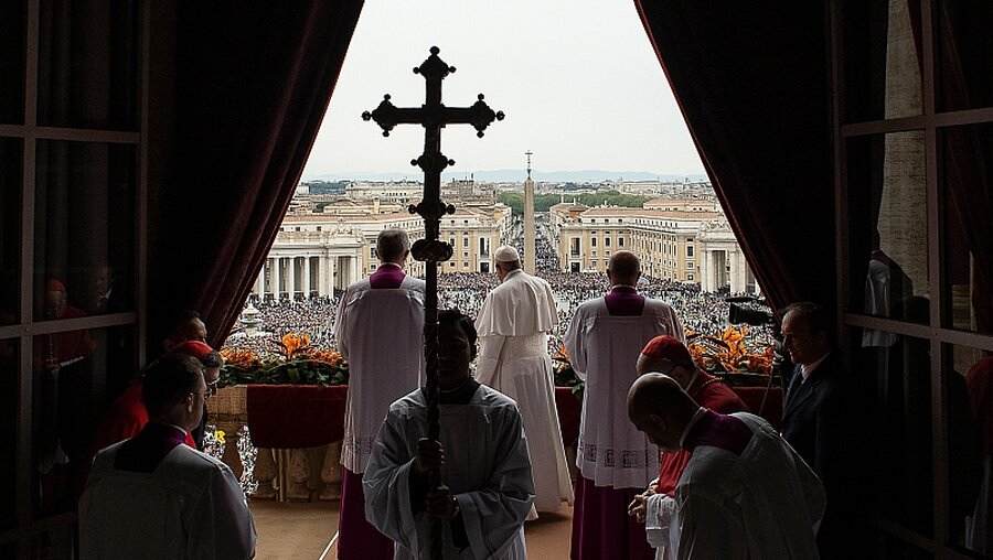 Das war Ostern 2019: Papst Franziskus spendet den Segen "Urbi et orbi" / © Vatican Media (KNA)