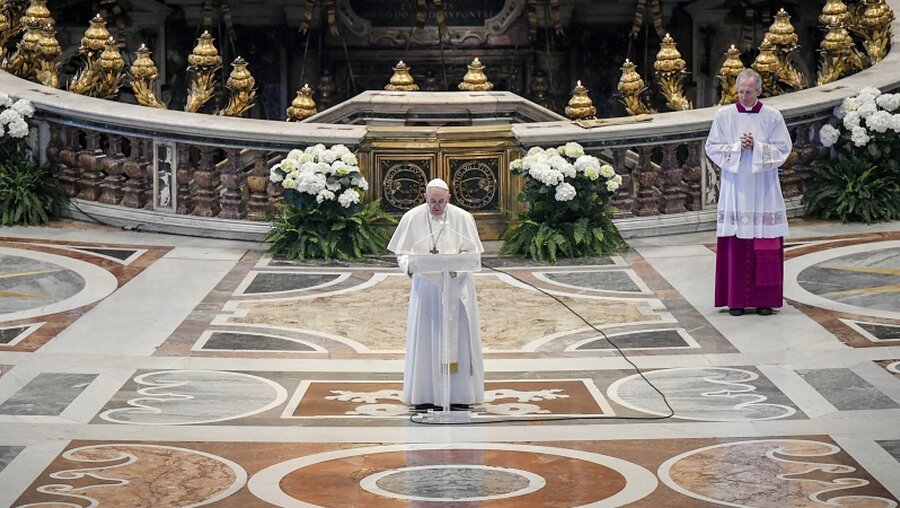 Papst Franziskus im fast leeren Petersdom / © Vatican Media/Romano Siciliani (KNA)