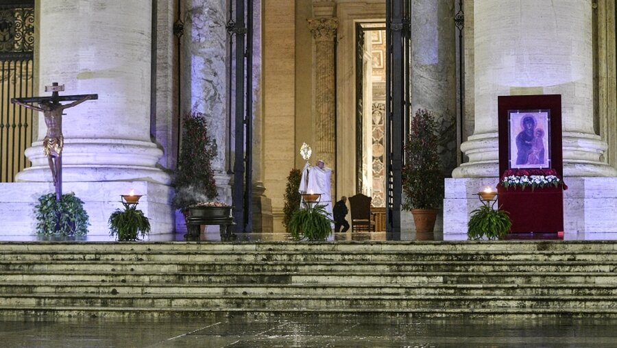 Papst Franziskus spendet Segen "Urbi et orbi" / © Vatican Media/Romano Siciliani (KNA)