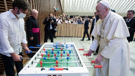 Papst Franziskus spielt Tischfußball nach der Generalaudienz / © Vatican Media/Romano Siciliani (KNA)