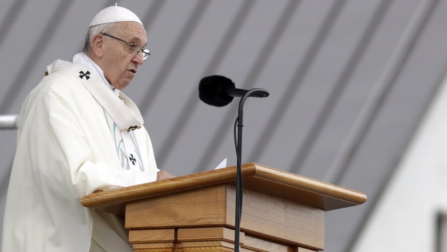 Papst Franziskus spricht bei der Messe an der Basilika in Aglona / © Andrew Medichini/AP (dpa)