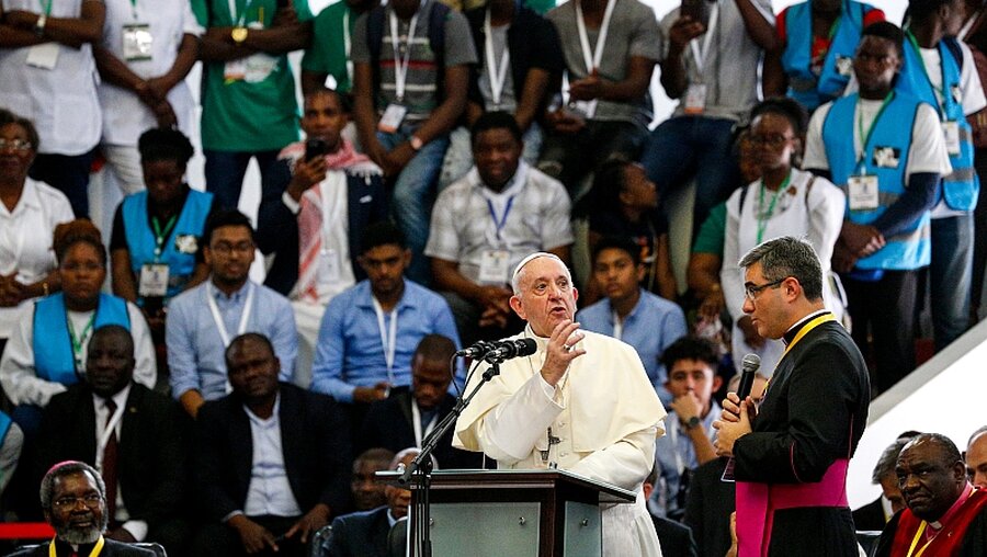 Papst Franziskus spricht bei einem interreligiösen Treffen in Maputo  / © Paul Haring (KNA)